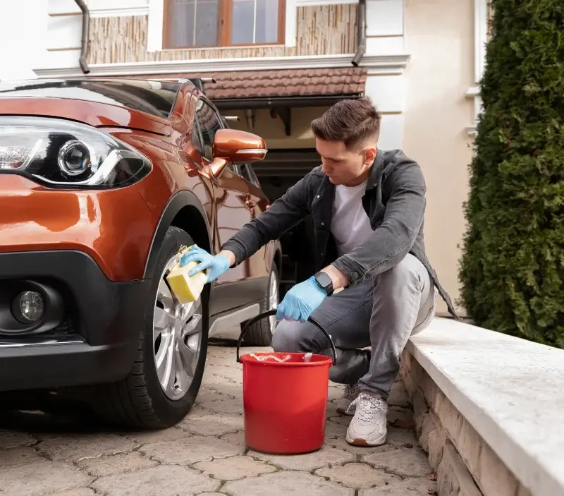 Lavage auto à domicile Troarn : professionnel intervenant sur un véhicule